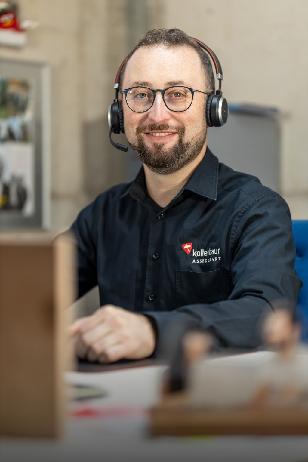 Mathias Baur im Kundengespräch am Schreibtisch